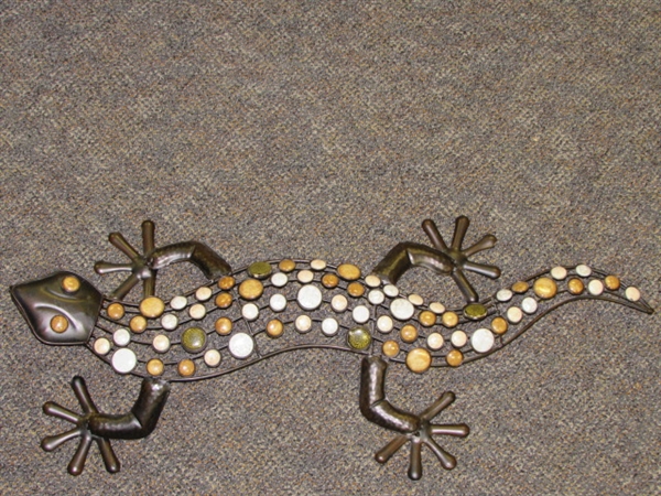 SUPER COOL METAL SALAMANDER WITH MULTICOLOR BACK FOR YOUR YARD OR WALL