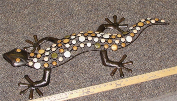 SUPER COOL METAL SALAMANDER WITH MULTICOLOR BACK FOR YOUR YARD OR WALL