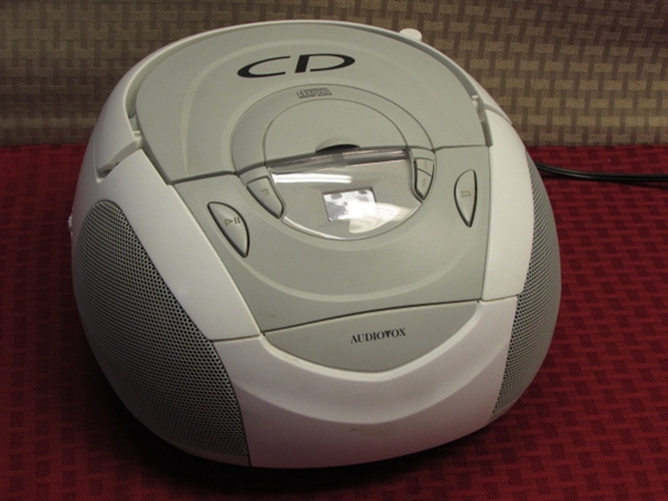 GREAT LITTLE AUDIOVOX PORTABLE AM/FM/CD PLAYER