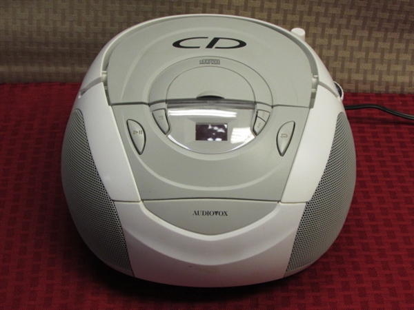 GREAT LITTLE AUDIOVOX PORTABLE AM/FM/CD PLAYER