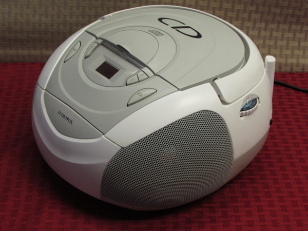 GREAT LITTLE AUDIOVOX PORTABLE AM/FM/CD PLAYER