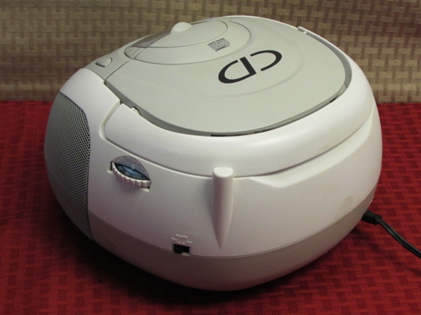 GREAT LITTLE AUDIOVOX PORTABLE AM/FM/CD PLAYER