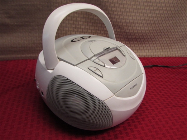 GREAT LITTLE AUDIOVOX PORTABLE AM/FM/CD PLAYER