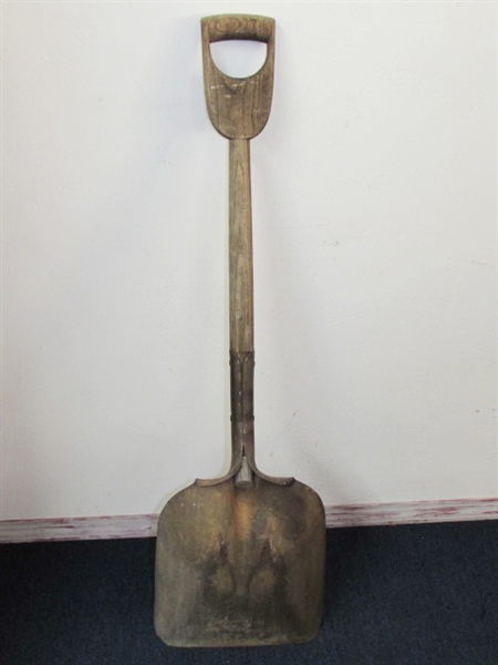 RARE ANTIQUE D HANDLE SHOVEL- THE ENTIRE HANDLE IS WOOD!