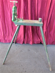 EXCELLENT PIPE VISE ON METAL WORK STAND