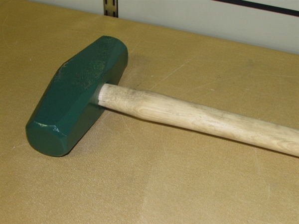 HEAVY DUTY LIKE NEW SLEDGE HAMMER