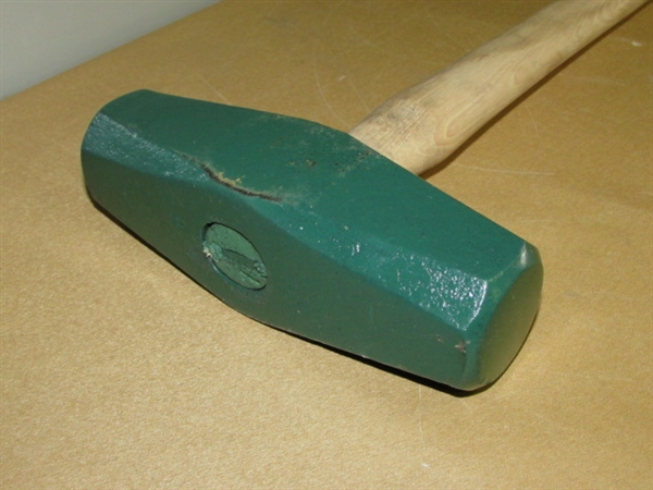 HEAVY DUTY LIKE NEW SLEDGE HAMMER