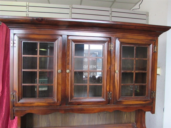 LARGE VINTAGE OPEN HEARTH COLLECTION CHINA HUTCH IN VERY GOOD CONDITION