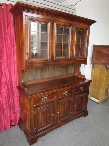 LARGE VINTAGE OPEN HEARTH COLLECTION CHINA HUTCH IN VERY GOOD CONDITION