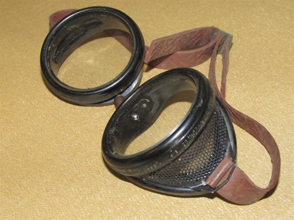 COOL OLD FASHIONED MOTORCYCLE/AVIATOR GOGGLES