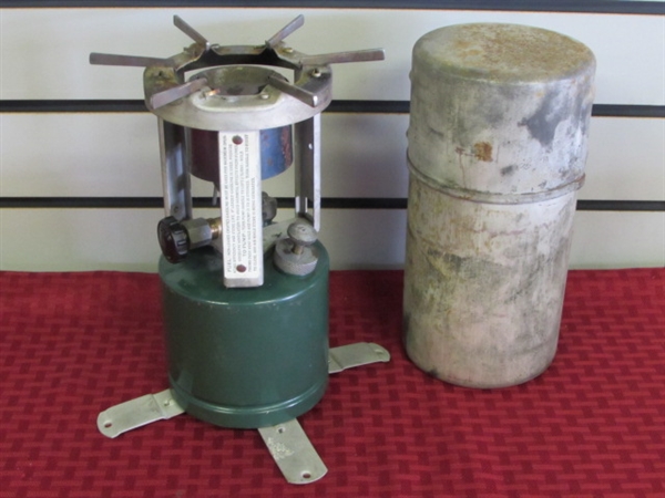 VINTAGE WWII US MILITARY ISSUED COLEMAN SINGLE BURNER WHITE GAS STOVE WITH CANISTER