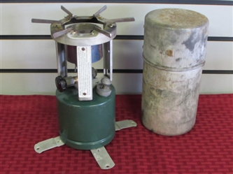 VINTAGE WWII US MILITARY ISSUED COLEMAN SINGLE BURNER WHITE GAS STOVE WITH CANISTER