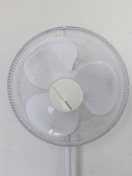 GET READY FOR SUMMER!  HOLMES OSCILLATING FLOOR FAN