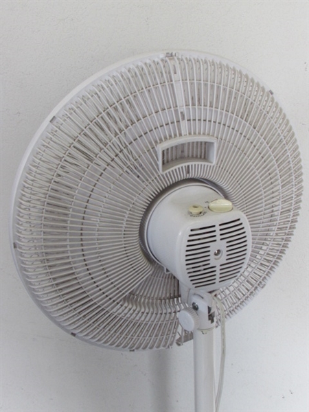 GET READY FOR SUMMER!  HOLMES OSCILLATING FLOOR FAN