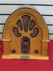 THOMAS COLLECTORS EDITION RADIO -- LOOKS LIKE AN OLD FASHIONED RADIO FROM THE 30S!