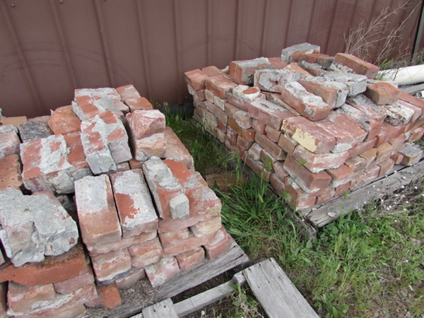 OVER 400 GOOD USED RED BRICKS!