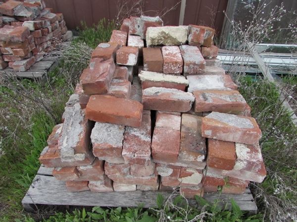 OVER 400 GOOD USED RED BRICKS!