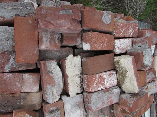 OVER 400 GOOD USED RED BRICKS!