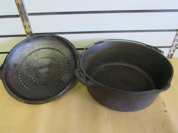 EXCELLENT VINTAGE CAST IRON DUTCH OVEN WITH BASTING LID & BALE HANDLE