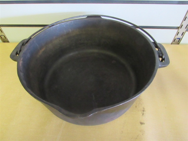 EXCELLENT VINTAGE CAST IRON DUTCH OVEN WITH BASTING LID & BALE HANDLE