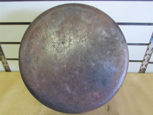 EXCELLENT VINTAGE CAST IRON DUTCH OVEN WITH BASTING LID & BALE HANDLE