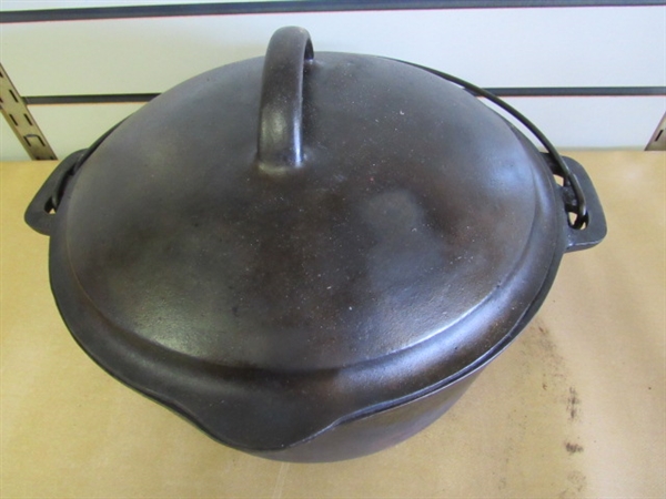 EXCELLENT VINTAGE CAST IRON DUTCH OVEN WITH BASTING LID & BALE HANDLE