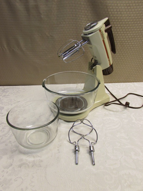 Sunbeam Mixmaster 235 WATTS Stand Mixer, With Bowl and Beaters, 