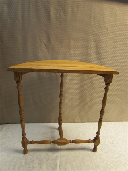 NICE LITTLE HALF ROUND OAK ENTRY TABLE