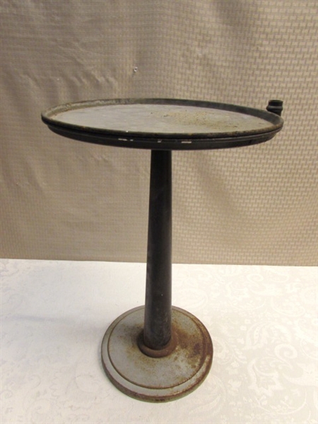 SMALL METAL TABLE WITH REMOVEABLE TRAY