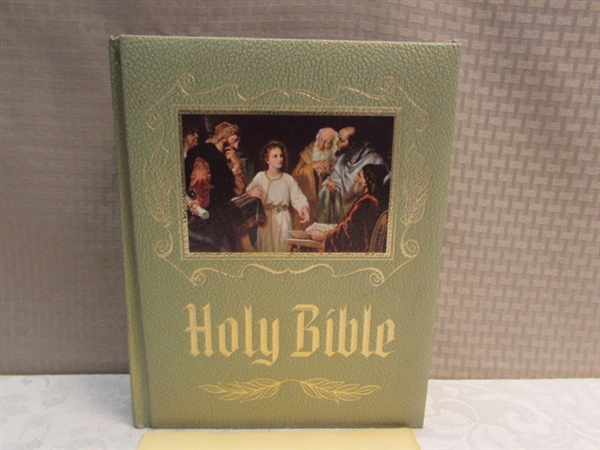 VINTAGE 1964/1971 AUTHORIZED OR KING JAMES VERSION FAMILY BIBLE