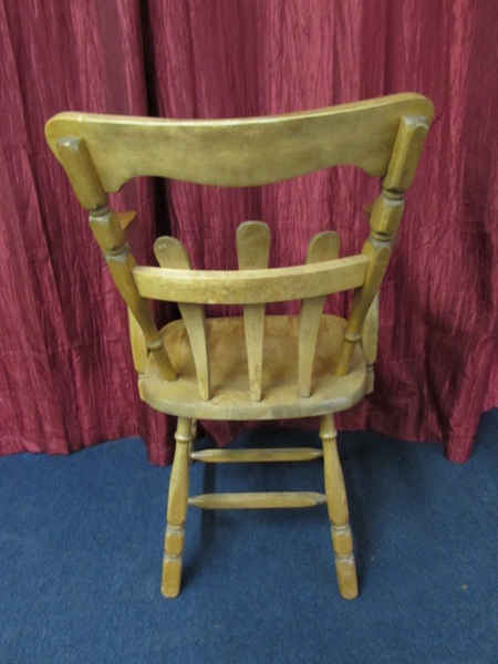 EARLY AMERICAN WOOD CHAIR WITH ARMS
