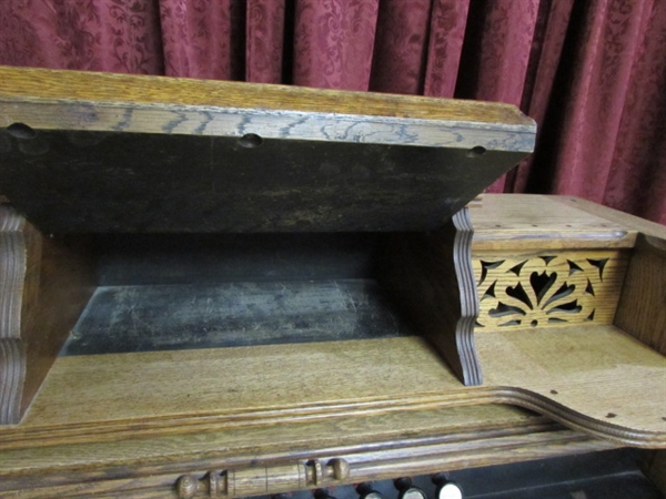 ANTIQUE OAK HARMONIUM