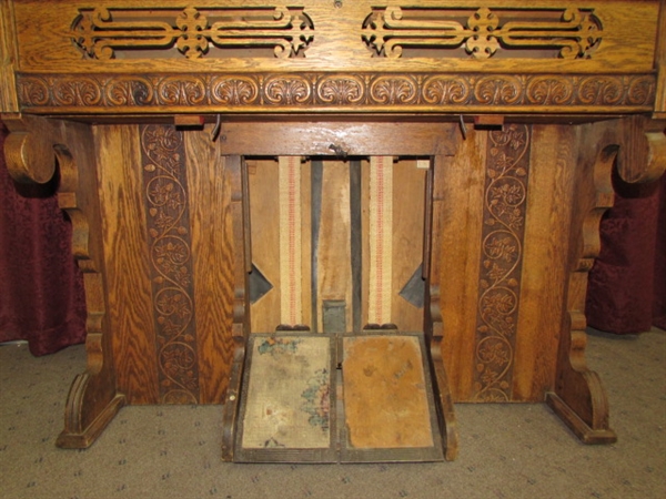 ANTIQUE OAK HARMONIUM