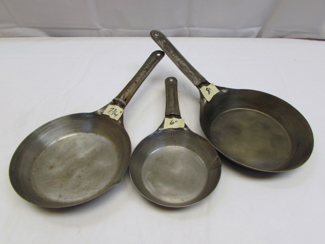 VINTAGE COLD HANDLE FRYING PANS.