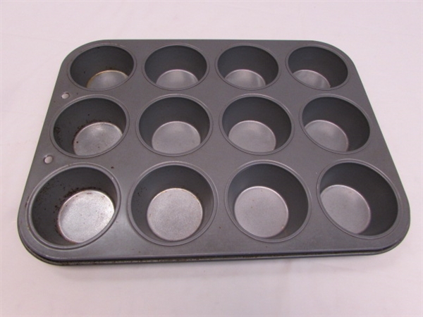 MUFFIN TINS