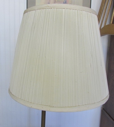 MAGAZINE RACK WITH LAMP