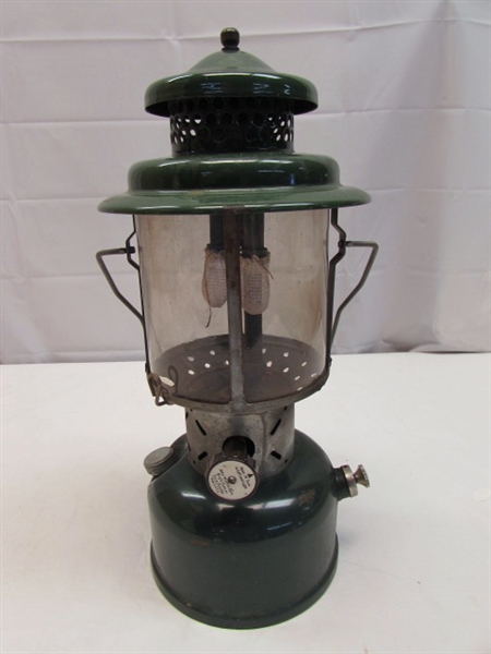 VINTAGE TWO BURNER COLEMAN LAMP!