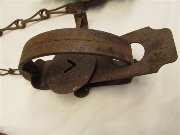 VINTAGE VICTOR METAL SMALL ANIMAL TRAPS