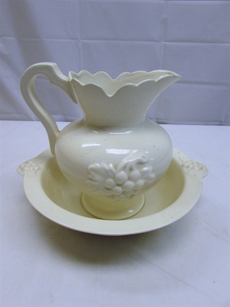 VINTAGE/ANTIQUE WASH BASIN AND PITCHER