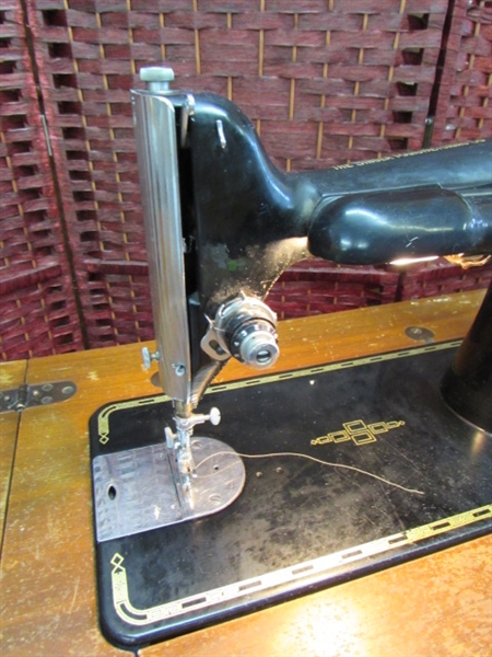 SINGER SEWING MACHINE *RESERVE*