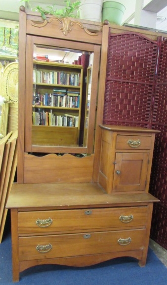 ANTIQUE GENTLEMAN'S DRESSER