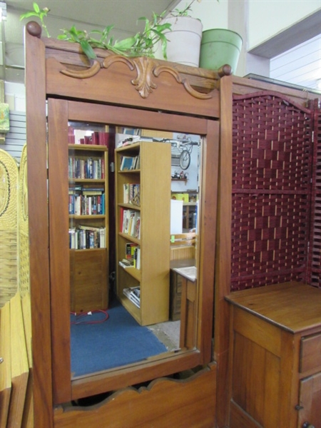 ANTIQUE GENTLEMAN'S DRESSER