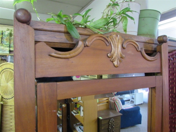 ANTIQUE GENTLEMAN'S DRESSER