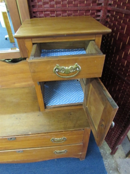 ANTIQUE GENTLEMAN'S DRESSER