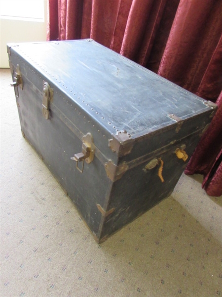 ANTIQUE/VINTAGE TRUNK