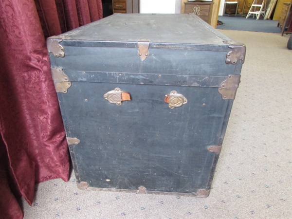 ANTIQUE/VINTAGE TRUNK