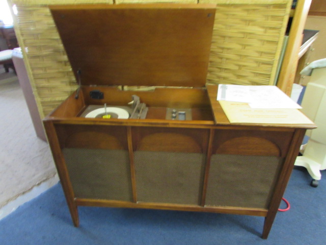 Vintage Am Fm Silvertone Phonograph