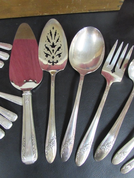 SILVERPLATE FLATWARE WITH TARNISH RESISTANT STORAGE BOX