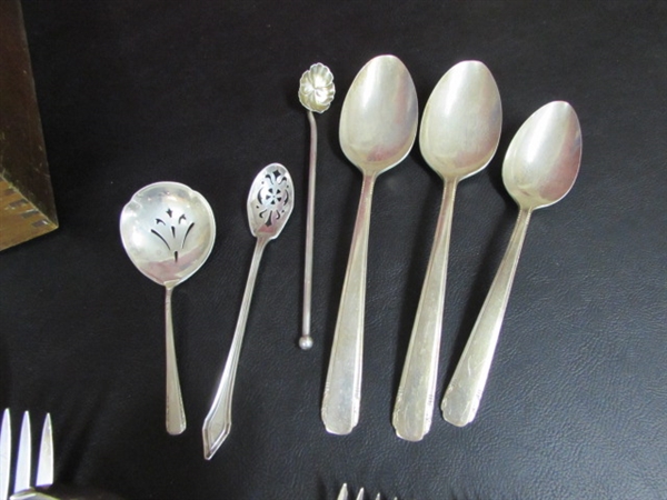 SILVERPLATE FLATWARE WITH TARNISH RESISTANT STORAGE BOX