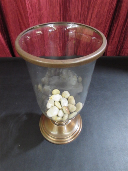 GLASS VASE WITH AGATES